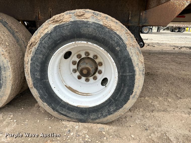 image for item LT9226 1999 Pinson AA84V258FRD7A7AP/U  feed delivery trailer