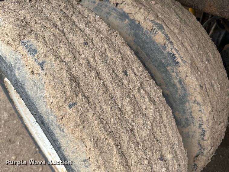 image for item LT9226 1999 Pinson AA84V258FRD7A7AP/U  feed delivery trailer