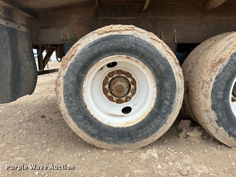 image for item LT9226 1999 Pinson AA84V258FRD7A7AP/U  feed delivery trailer