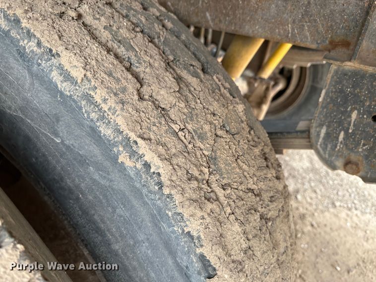 image for item LT9226 1999 Pinson AA84V258FRD7A7AP/U  feed delivery trailer