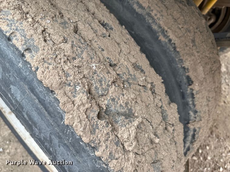 image for item LT9226 1999 Pinson AA84V258FRD7A7AP/U  feed delivery trailer