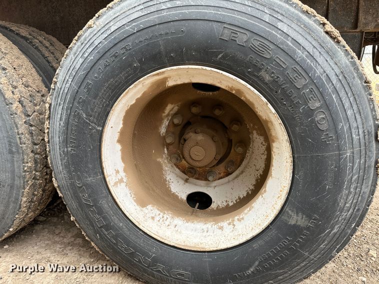 image for item LT9226 1999 Pinson AA84V258FRD7A7AP/U  feed delivery trailer