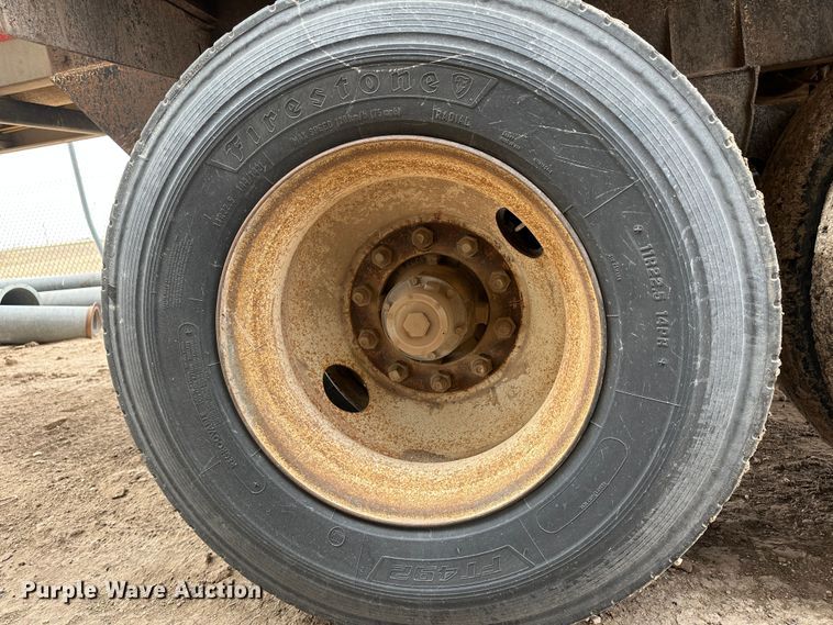 image for item LT9226 1999 Pinson AA84V258FRD7A7AP/U  feed delivery trailer