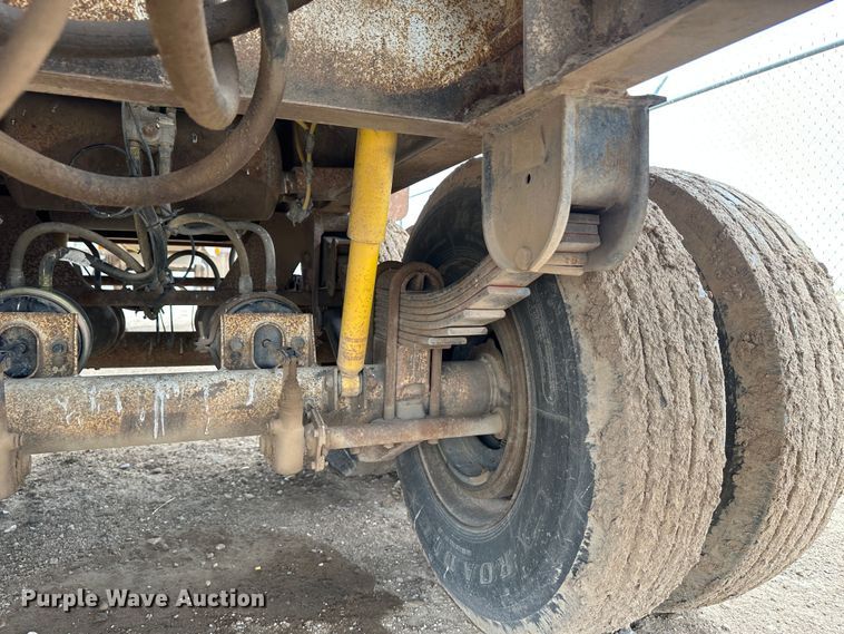 image for item LT9226 1999 Pinson AA84V258FRD7A7AP/U  feed delivery trailer