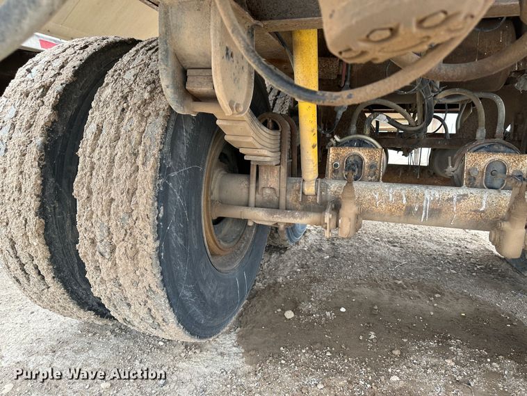 image for item LT9226 1999 Pinson AA84V258FRD7A7AP/U  feed delivery trailer