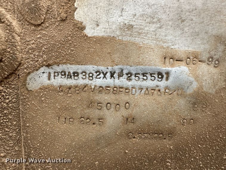 image for item LT9226 1999 Pinson AA84V258FRD7A7AP/U  feed delivery trailer