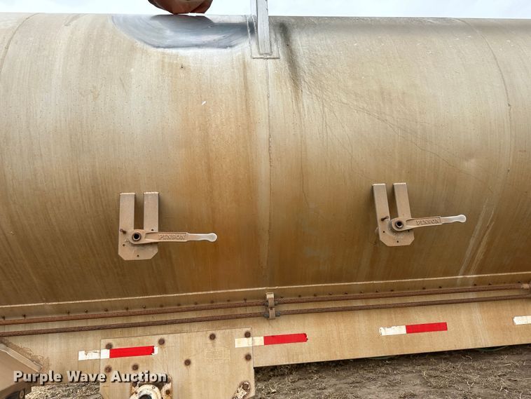 image for item LT9227 2005 Pinson  feed delivery trailer