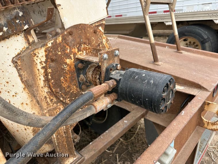 image for item LT9227 2005 Pinson  feed delivery trailer