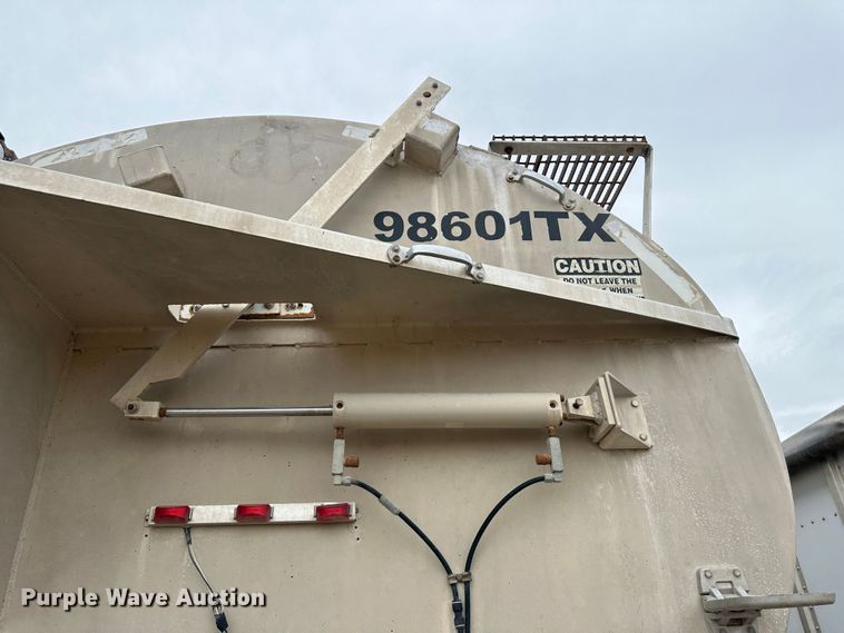 image for item LT9228 1998 Warren  feed delivery trailer