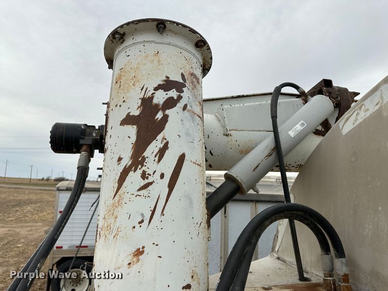 image for item LT9228 1998 Warren  feed delivery trailer