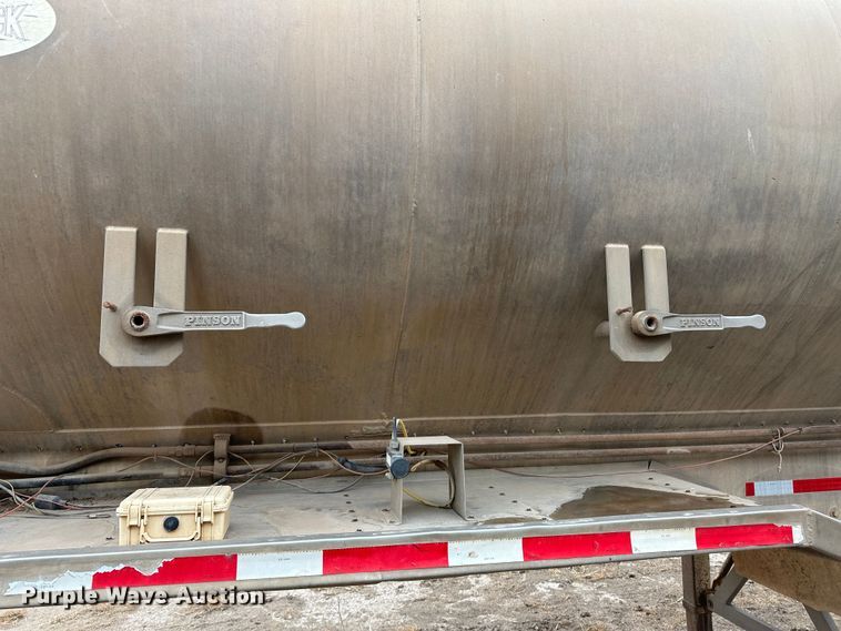 image for item LT9234 2006 Pinson  feed delivery trailer