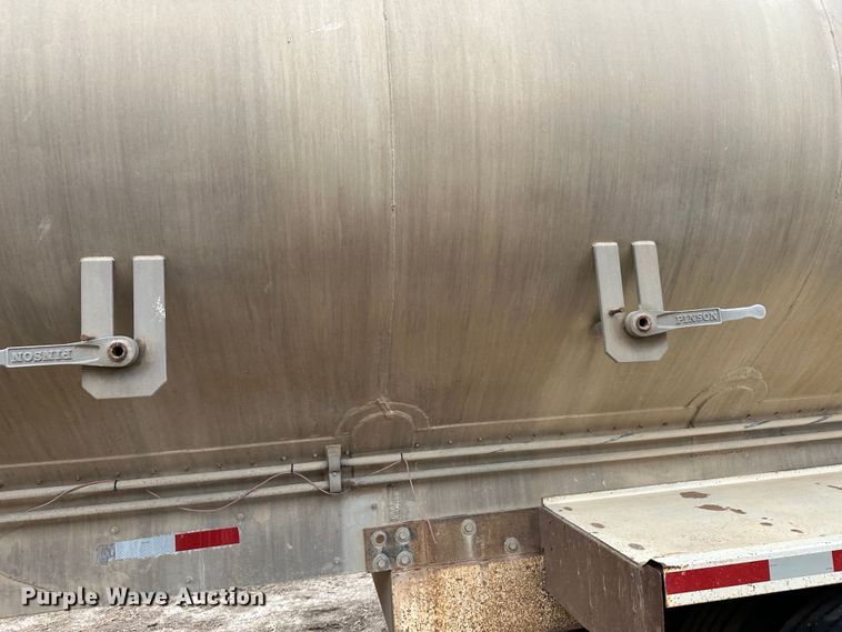 image for item LT9234 2006 Pinson  feed delivery trailer