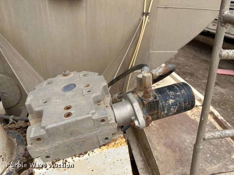 image for item LT9234 2006 Pinson  feed delivery trailer