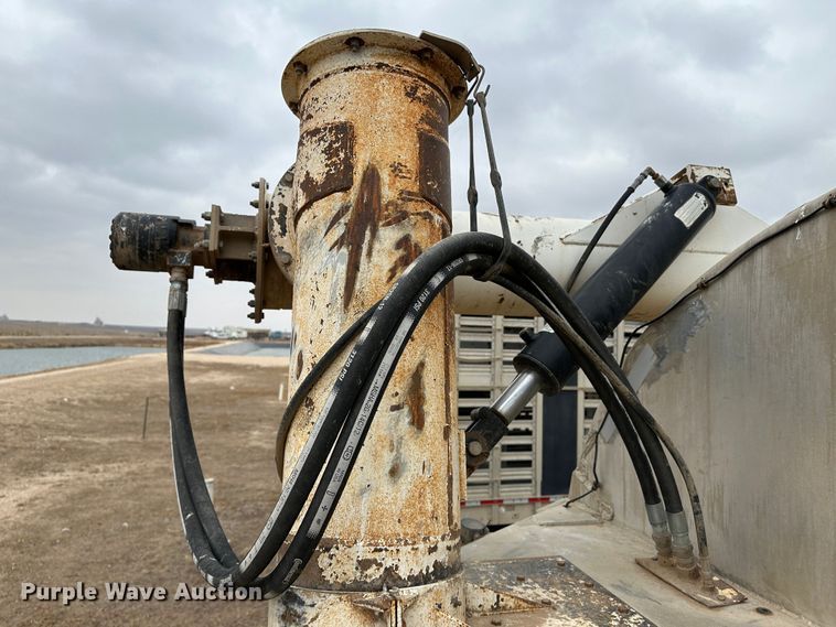 image for item LT9234 2006 Pinson  feed delivery trailer