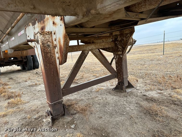 image for item LT9235 1990 Pinson  feed delivery trailer