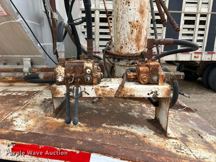 image for item LT9235 1990 Pinson  feed delivery trailer