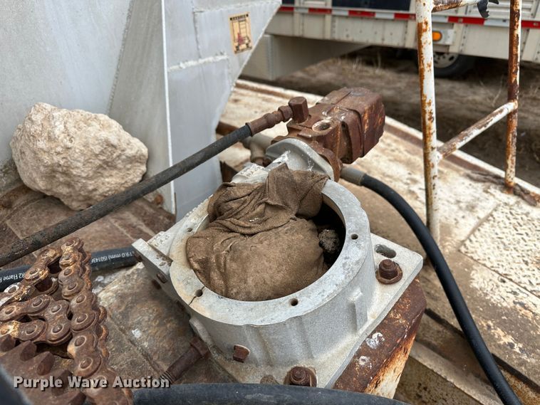 image for item LT9235 1990 Pinson  feed delivery trailer