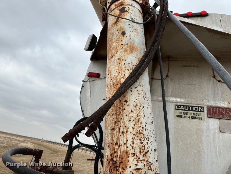 image for item LT9235 1990 Pinson  feed delivery trailer