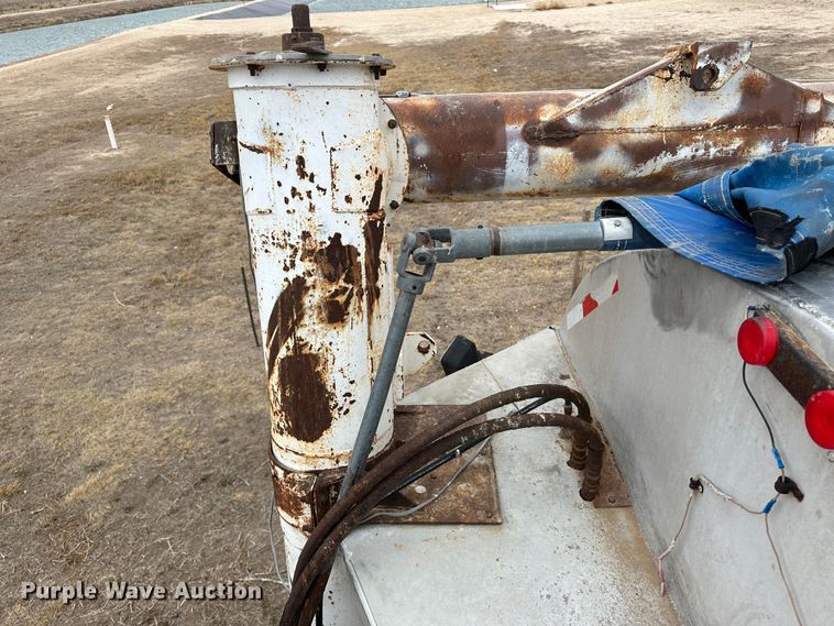 image for item LT9235 1990 Pinson  feed delivery trailer