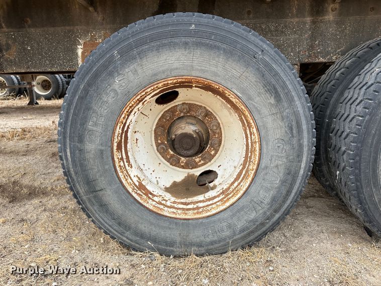 image for item LT9235 1990 Pinson  feed delivery trailer