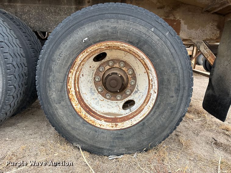 image for item LT9235 1990 Pinson  feed delivery trailer