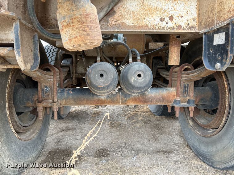 image for item LT9235 1990 Pinson  feed delivery trailer