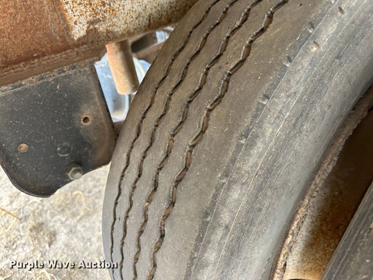 image for item LT9235 1990 Pinson  feed delivery trailer