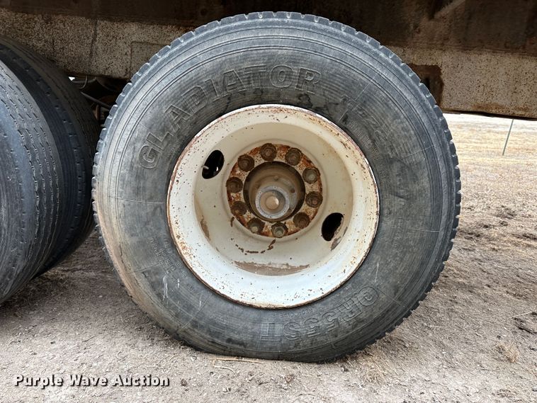 image for item LT9235 1990 Pinson  feed delivery trailer