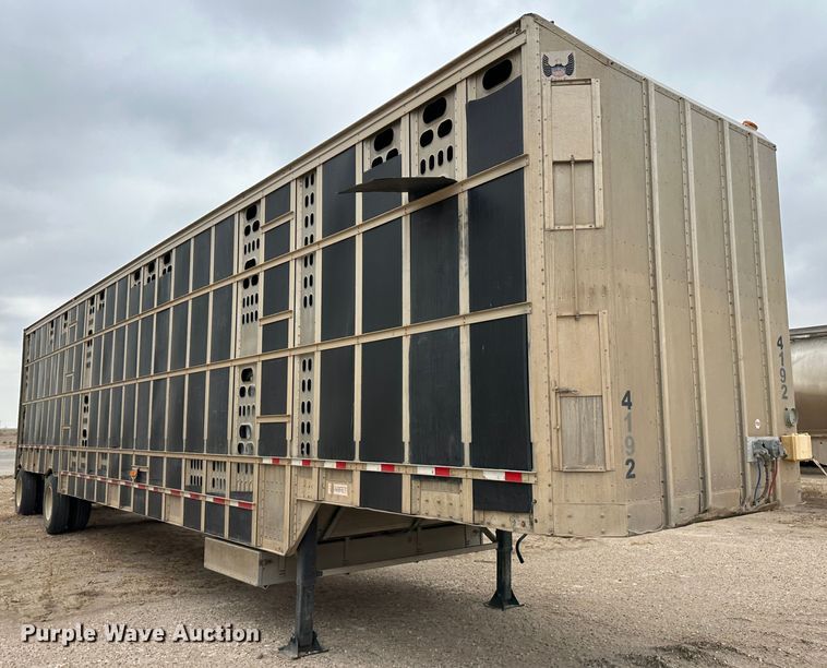 image for item LT9236 2007 Barrett  livestock trailer