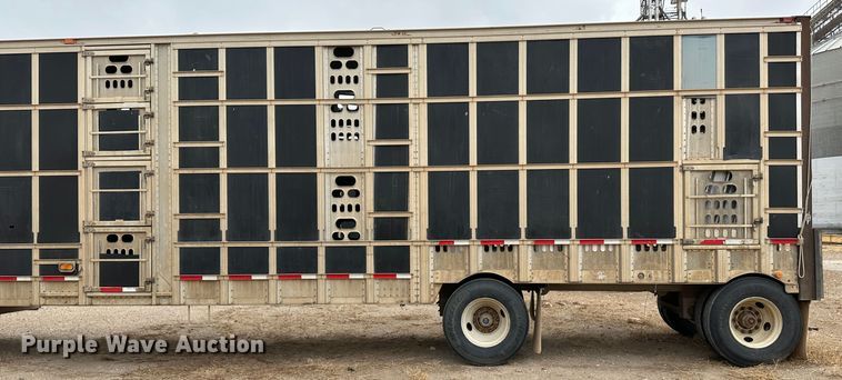 image for item LT9236 2007 Barrett  livestock trailer