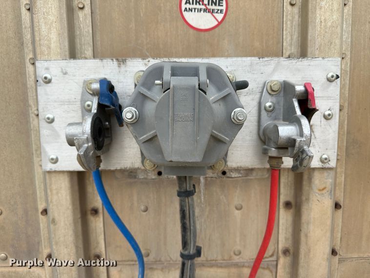 image for item LT9236 2007 Barrett  livestock trailer