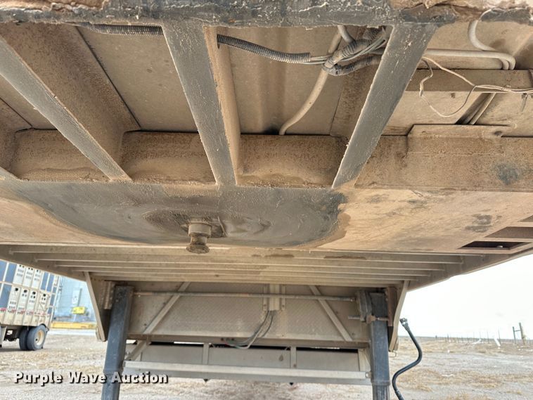 image for item LT9236 2007 Barrett  livestock trailer