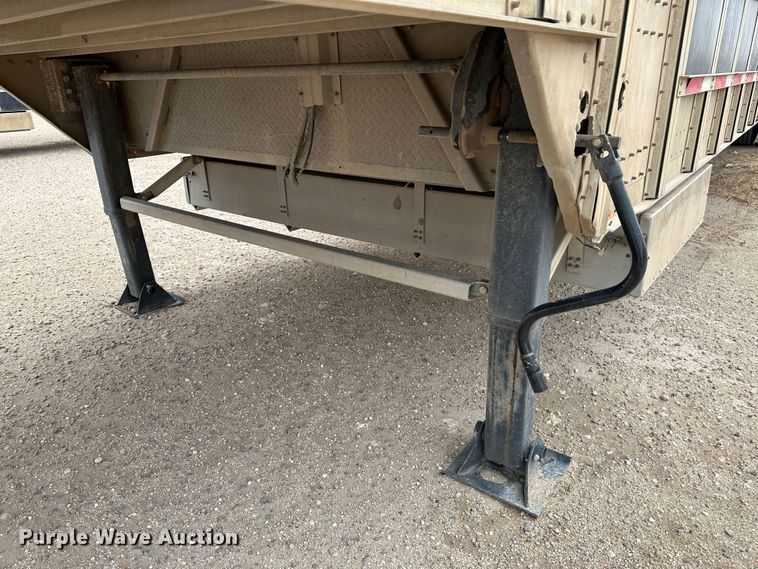 image for item LT9236 2007 Barrett  livestock trailer