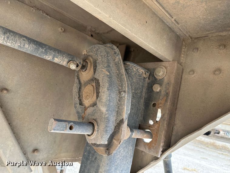 image for item LT9236 2007 Barrett  livestock trailer