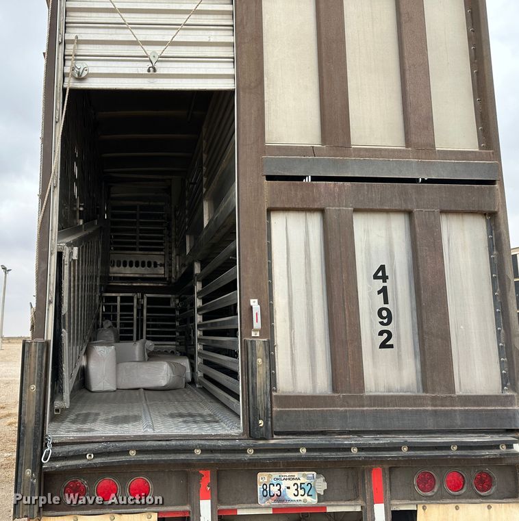 image for item LT9236 2007 Barrett  livestock trailer