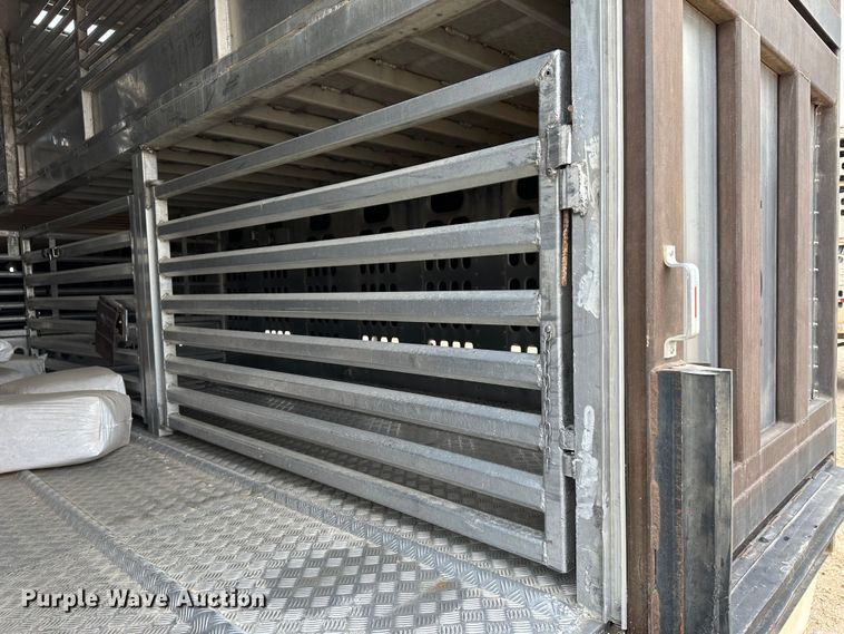 image for item LT9236 2007 Barrett  livestock trailer