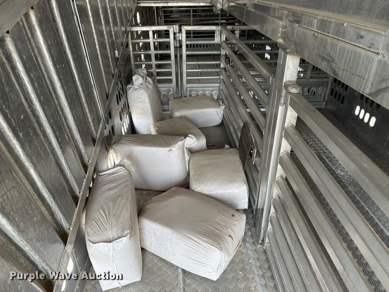 image for item LT9236 2007 Barrett  livestock trailer