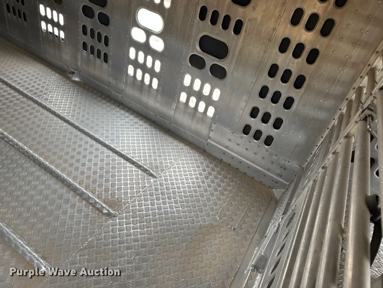 image for item LT9236 2007 Barrett  livestock trailer