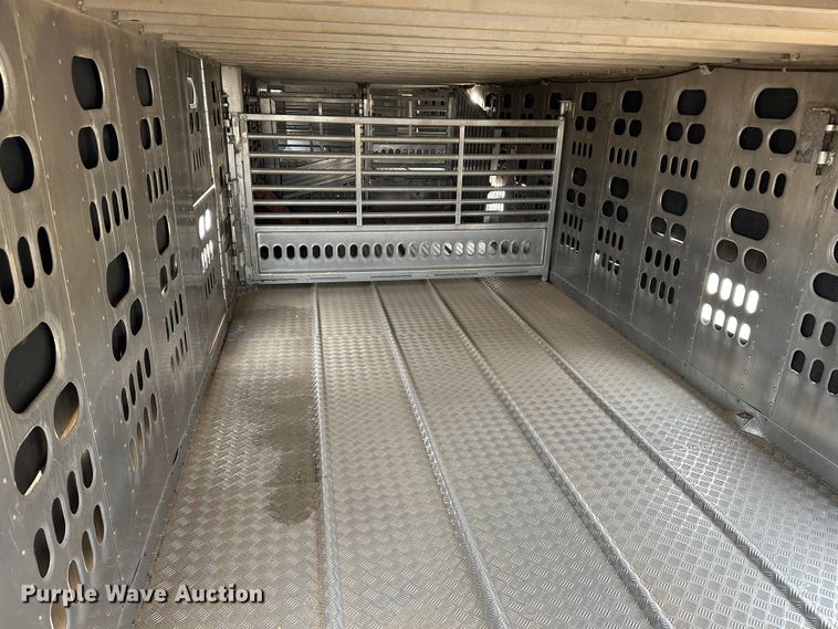 image for item LT9236 2007 Barrett  livestock trailer