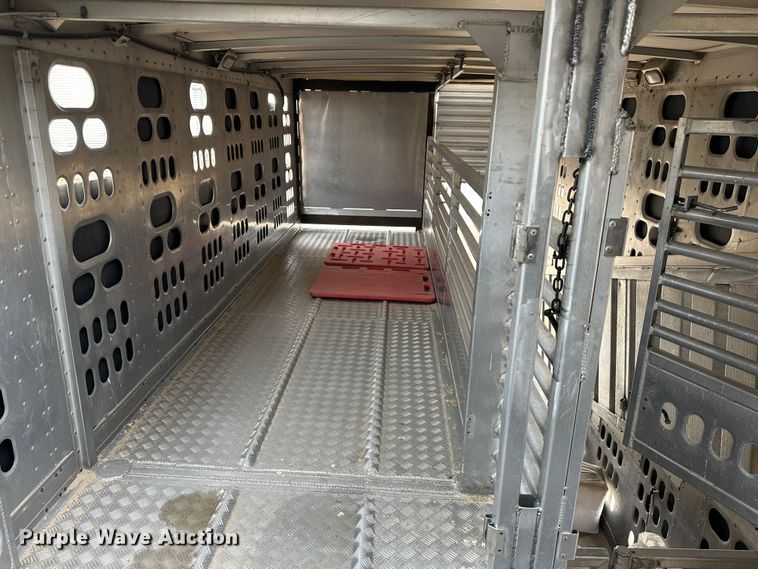 image for item LT9236 2007 Barrett  livestock trailer