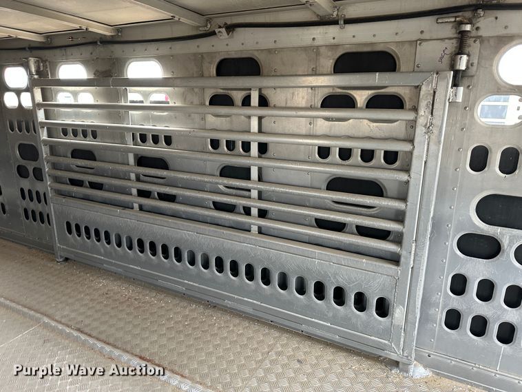 image for item LT9236 2007 Barrett  livestock trailer