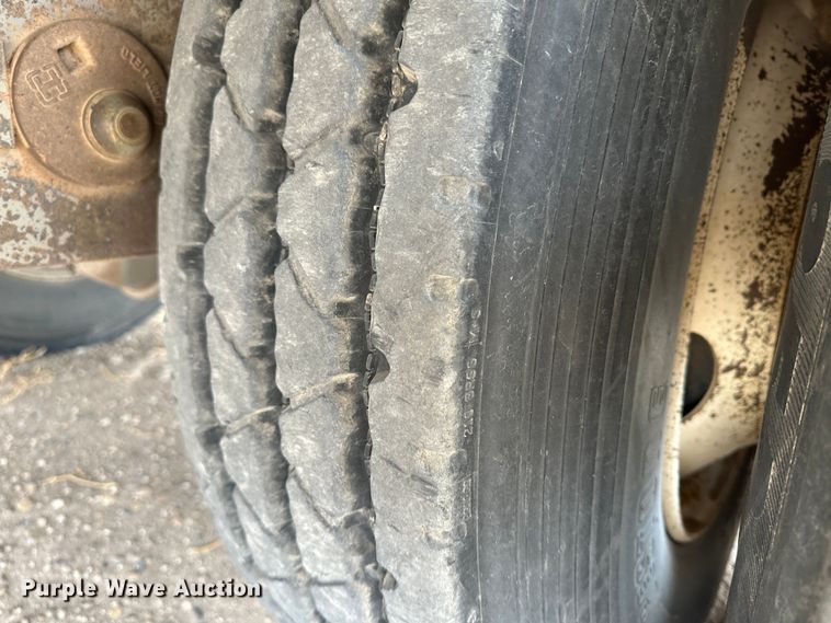 image for item LT9236 2007 Barrett  livestock trailer