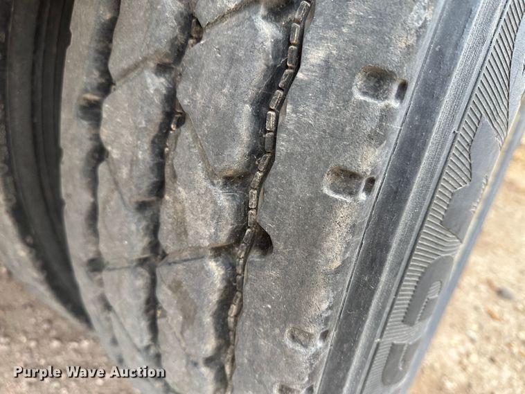 image for item LT9236 2007 Barrett  livestock trailer