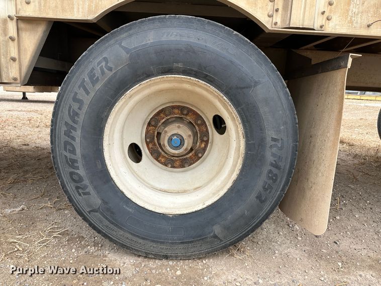 image for item LT9236 2007 Barrett  livestock trailer