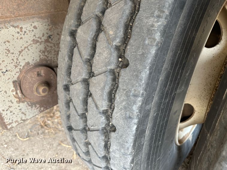 image for item LT9236 2007 Barrett  livestock trailer