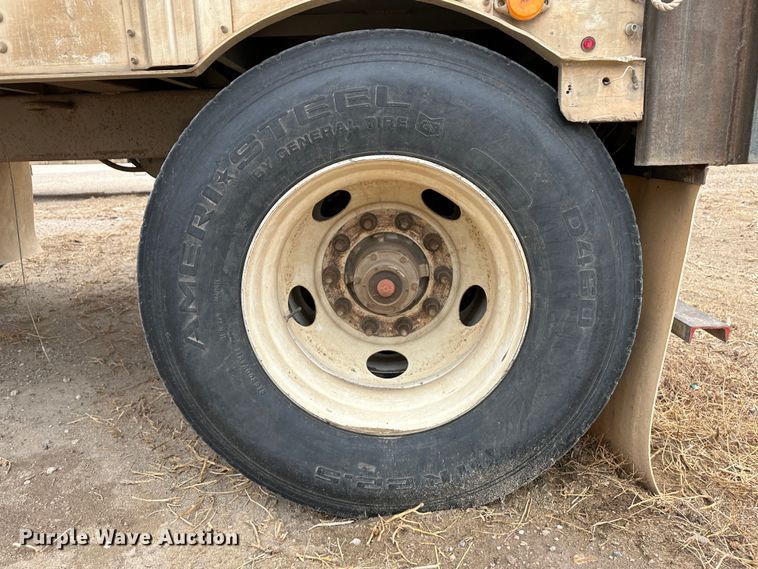 image for item LT9236 2007 Barrett  livestock trailer
