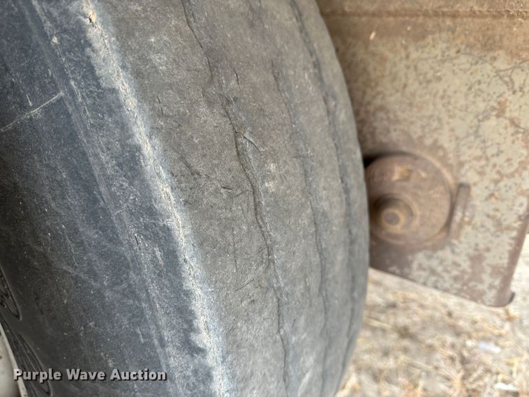 image for item LT9236 2007 Barrett  livestock trailer