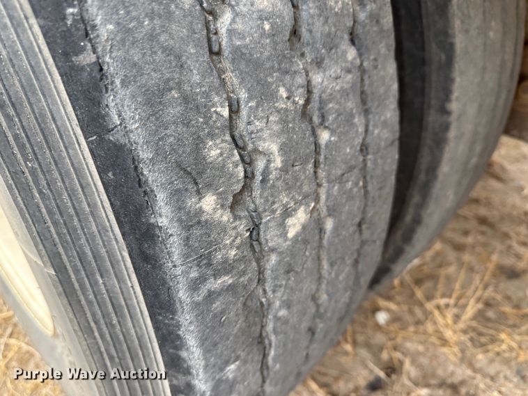 image for item LT9236 2007 Barrett  livestock trailer