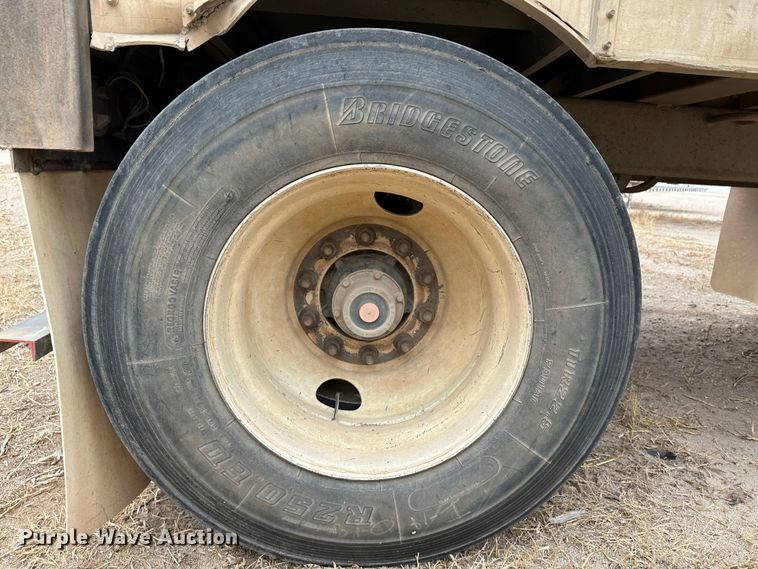 image for item LT9236 2007 Barrett  livestock trailer