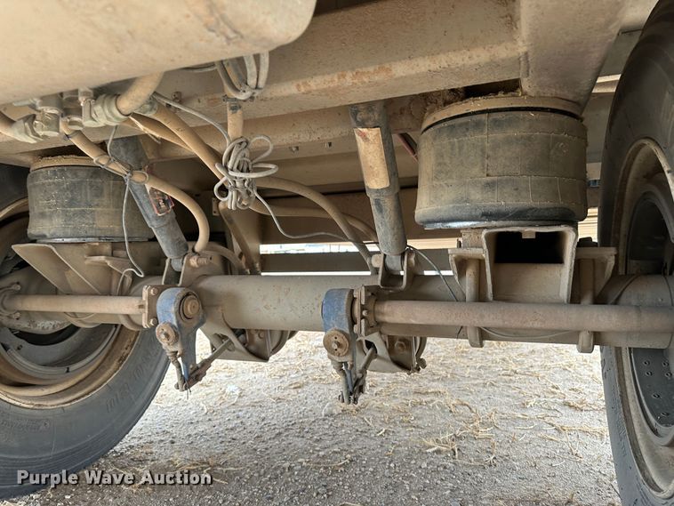 image for item LT9236 2007 Barrett  livestock trailer